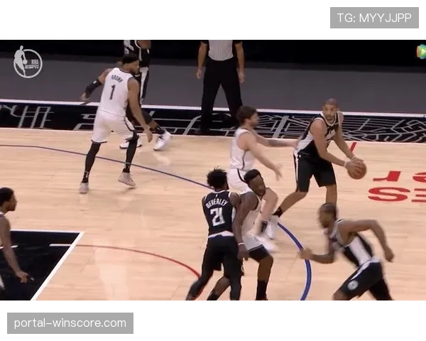 比赛因意外头撞终止,裁判裁定技术性平局 比赛因意外头撞终止,裁判裁定技术性平局