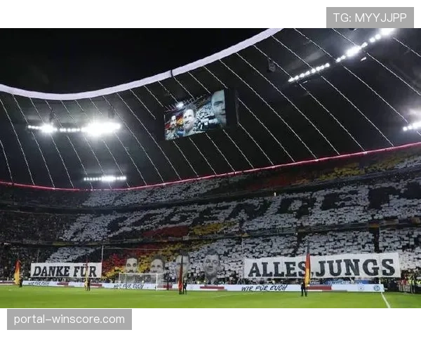 球迷花絮：远征慕尼黑的皇马球迷展示巨型Tifo致敬克罗斯